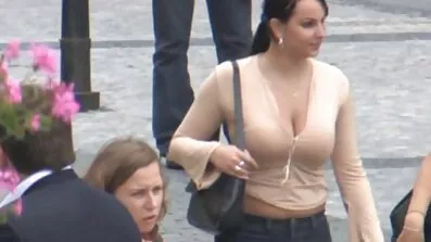 Russisk tæve sutter pik og modigt kneppet lige på gamle pornofilm gaden nær stranden