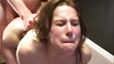 Brudgommen tillod sin brud analsex pornofilm at gruppere fuck med sine venner