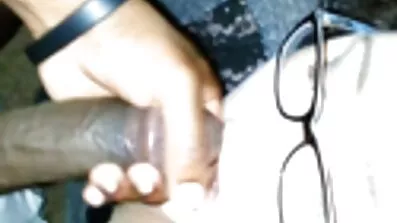 Cum skudt frække pornofilm i munden afsluttet køn med sensuel brunette i støvler