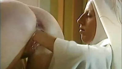 Han brændte sin bror for en handjob på hans røv og spredte pornofilm på dvd benene foran ham