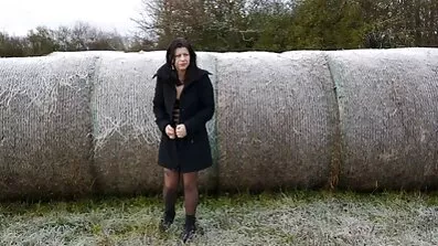 Ung brunette med små bryster knullet i kræftposition på danske pornofilm dvd bordet