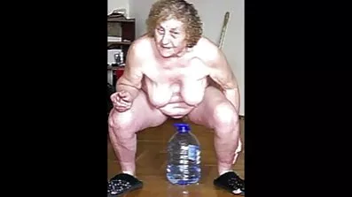To liderlige unge sluts i par suger og onanerer porno film med gamle damer en phallus