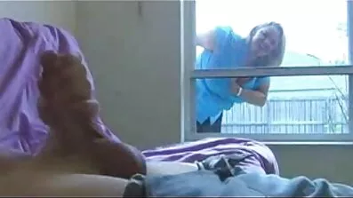 Drengens kæreste danske sexfilm forlod rummet, og parret begyndte at kneppe grådigt