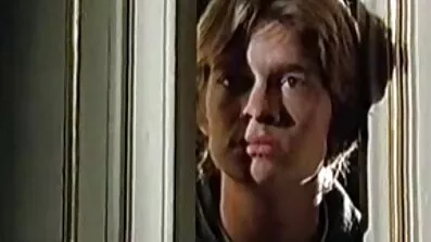 Flirtende russisk ung kvinde i pornofilm med ældre fiskenet forkæler sig med en vibrator