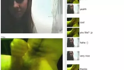 Busty pige har det sjovt med sexfilm med ældre mandlige dukke til orgasme