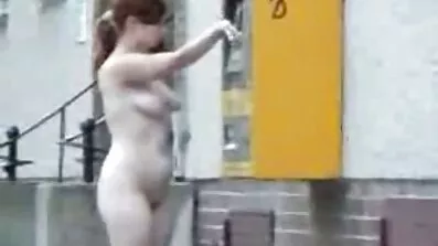 Ældre brunette har en hård danskpornofilm fuck med to kærester