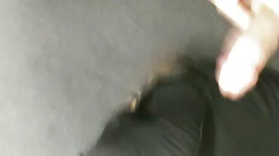 Hot brunette stimulerer i brusebadet overgroet fisse pornofilm lesbisk til orgasme