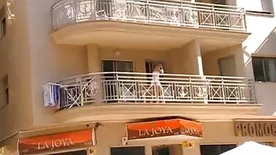 To sorte fyre gratis danske pornosider knepper groft en mands kone foran hans øjne