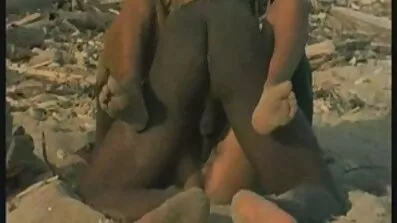 Smuk brunette tager sit undertøj af og kæler sig selv på en pornofilm på dvd krydret måde