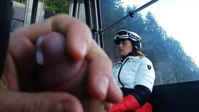 Skinn Ragas danskpornofilm pige i hæle gav en fisse slikke før en voldelig fuck på sofaen