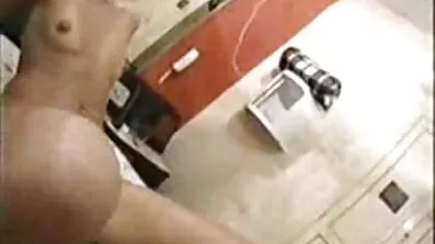 Blonde bliver behandlet af en stor gratis pronofilm pik på stranden