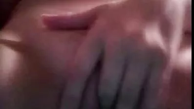 Ebony pige med store brystvorter erotiske pornofilm serveret af hvid elskers pik