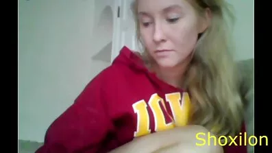 Busty blonde åbnede sin badekåbe gratis ponofilm og tilbød køn i køkkenet