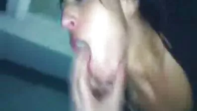 Brunette gav en mand til en mand og kom på tværs af en stor mængde dansk sexfilm sæd