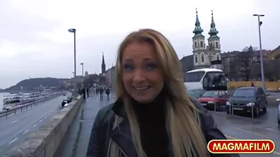Den russiske blondine overgiver ivrigt til sin elsker og giver ham pornofilm med modne damer glæde