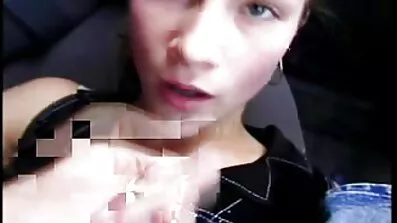 Den titted dame er kåt fra at klæde sig op og gratis pronofilm klar til at kneppe