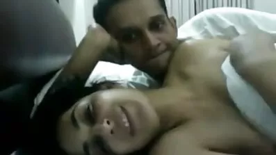 Hun bærer gennemsigtig undertøj og netstrømper for thai pornofilm en god fuck