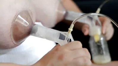 Hvidhåret Sygeplejerske passerer Anal test gratis pornofilm med modne kvinder på sofaen