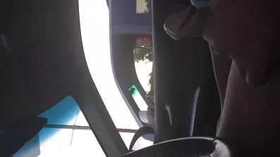 Pige med kort hår lavede en blæser med pornofilm dansk cum på curvy mung