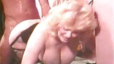Kone kæmper med mand gamle pornofilm onanerer på porno med sin blo