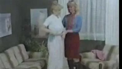 Han kneppede den sorte pige med fingrene i hendes fisse og danske retro pornofilm stak hanen i hendes røv