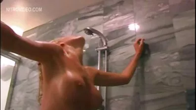 Hot onani i brusebadet sluttede med en dukkert i drømmens bedste danske pornofilm verden
