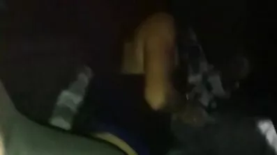 Cutie i håndjern suger Strapon af elskerinde og ponofilm hendes mand
