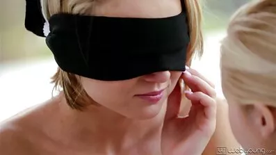 Han plantede en pik pornofilm med katja k i røvhullet på en titted kvinde og fik hende til at stønne højt