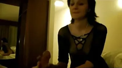 Lænket og stødte på kinden gratis ponofilm af en smuk brunette