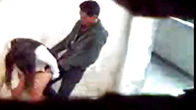 Moden husmor forført ung dreng med gamle pornofilm undertøj