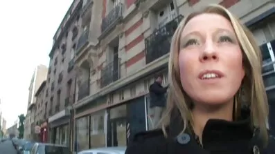 Hun tog sin Morgenkåbe danskepornofilm af og begyndte at suge partnerens penis perfekt