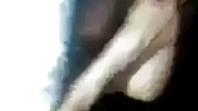 Den gamle danske pornofilm unge Asiatiske sugede en stor penis og sad på toppen af sin våde fisse