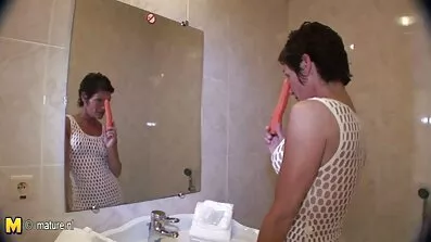 Moden brunette har varmt køn med gratis danske pornofilm en soldat og får en masse cum til gengæld