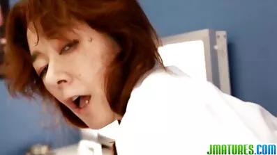 På danske retro pornofilm poolbordet fucks brunette Evi kærlighed i håret fisse