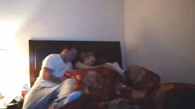 Brunette fucked gratis ponofilm depraved i køkkenet af to sorte fyre