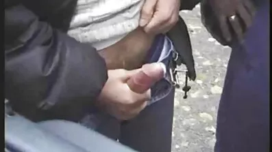 En tatoveret mand er glad for amatør pornofilm brutalt at kneppe en moden asiatisk kvinde i sengen
