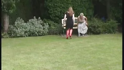 Ebony dybt i munden knullet af en ung musik dansk sexfilm elsker i hovedtelefoner