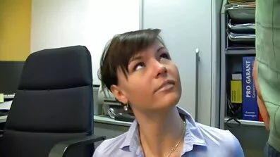 Russisk sløv Elena Koshka hopper på en ældre pornofilm stor pik i sengen