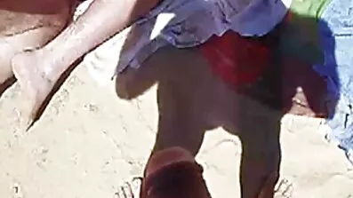 Ung pige gratis danske pornofilm Avi kærlighed overgav sig til en skaldet mand på sofaen