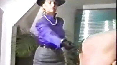 Gorgeous brunette sluppet løs en sort mand for en hård pik og gav det til gamle pornofilm ham
