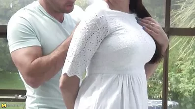 Hun lå i sengen med sin bror og provokerede ham nye danske pornofilm for en vild fuck