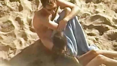 Ældre brunette afklædt i undertøj og begyndte gamle danske erotiske film at give til en sort mand i sengen