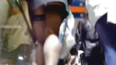 Brunette fri pornofilm i undertøj kærtegner behåret fisse med to fingre