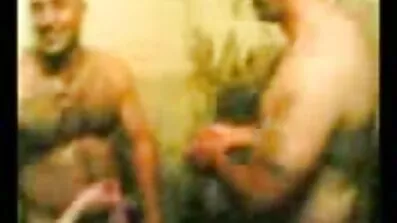 Afslappet Fed kvinde taget kind af liderlig sort gratis pornofilm på nettet mand