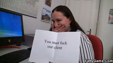 Hun bukkede under for presset pornofilm med ældre kvinder fra en moden skønhed i lingeri og ejede hendes fisse