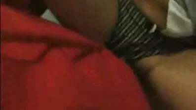 En stor mand med en stor dk sexfilm pik kneppet en ung tæve til udmattelse