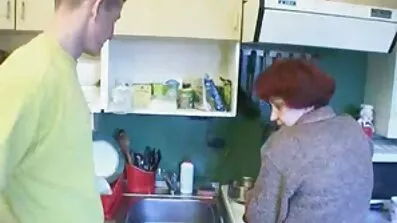 Han spredte benene på den unge russiske kvinde og rev hende med gamle danske pornofilm en stor penis