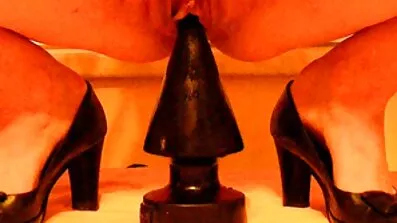 Hun dansede en striptease foran en mand og skynder sig pornofilm kvinder at overgive sig til ham