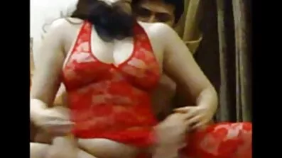 Fantastisk ibenholt pige i strømper danser arbejde og bliver så frække pornofilm kneppet