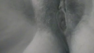 To læger elsker nye pornofilm på kontoret på klassebordet
